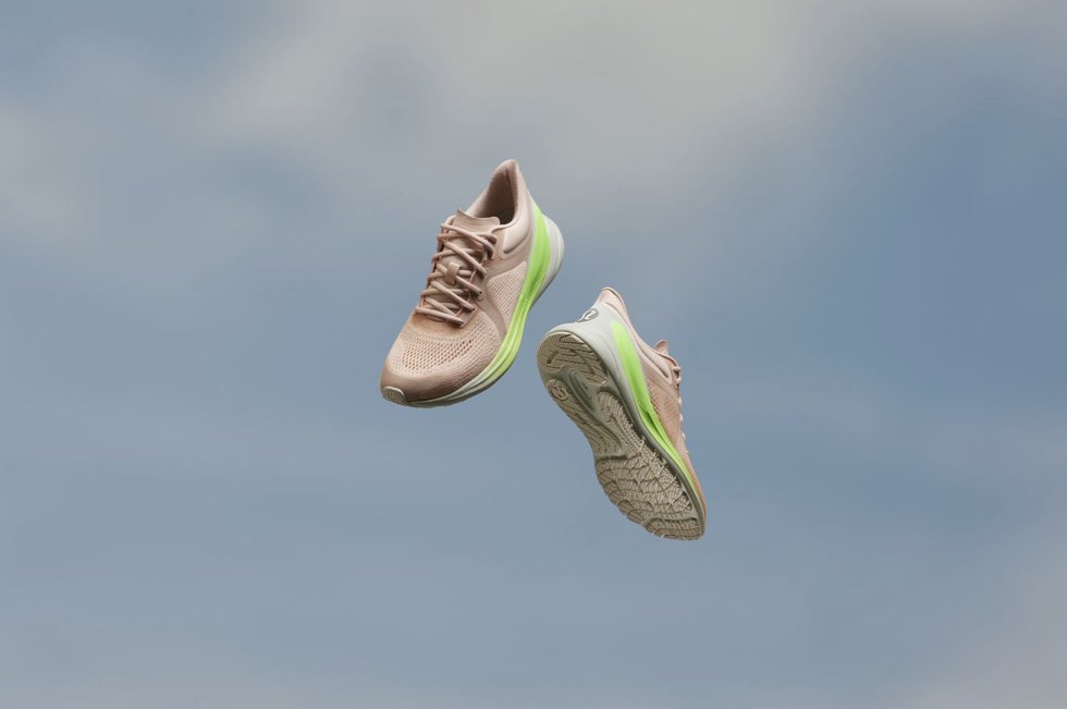 J1SHouse's tweet photo. The feel of footwear. That's the premise behind Lululemon's entry into the space, building a new list from scratch—for women, mind you—and offering female-specific engineering, such as a heel cup that diminishes soft-tissue impact across the body.

A Thread ￼ 🧵 https://t.co/Uo6IV2VEB7