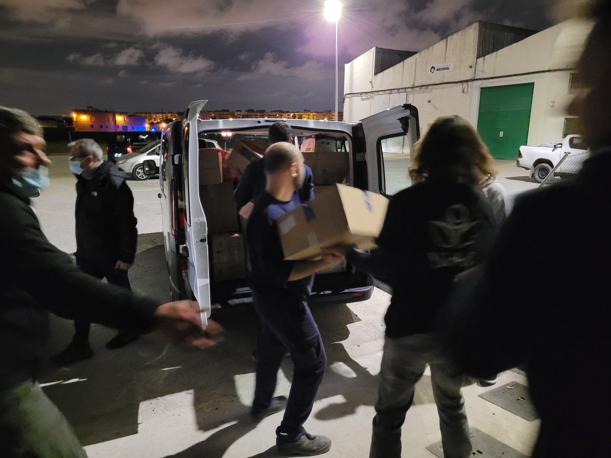 ComunidadYuhe's tweet photo. Esta noche hemos cargado 4 furgonetas en Alboraya que irán a la frontera de Ucrania con medicamentos y comida. En su regreso, traerán a 26 refugiados a Valencia. ¡Seguimos! #YuHe #ComunidadYuhe #Solidadidad #Ucrania @ayto_alboraya https://t.co/7ed8KCEAAB