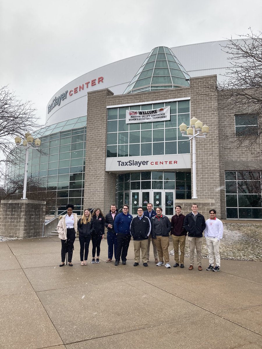 MURSBM's tweet photo. Excited to be back in Moline working #HoopsInTheHeartland with @MVCsports. 11 students will work in media and operations this weekend at @TaxSlayerCenter!

#sportbiz #thevalleyrunsdeep https://t.co/V2rTxUaBwH