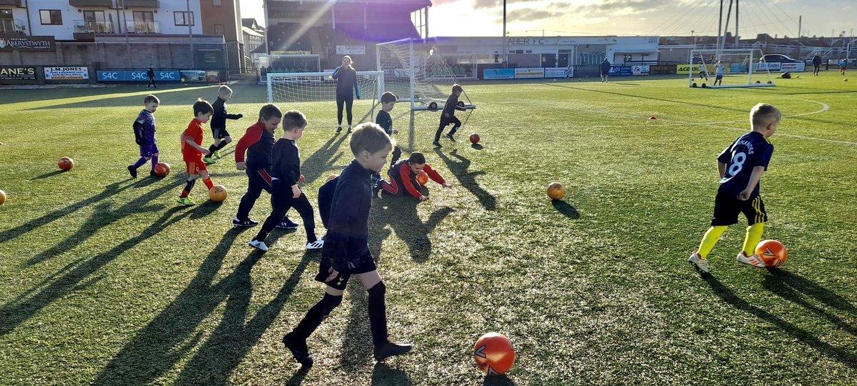 BmoCoaching's tweet photo. FOOTBALL THURSDAYβS β½οΈπ»β‘οΈ
Thursdays at @AberystwythTown π₯
We had 52 children playing across our 2 Skill Centres and our new BMO Bears session today! The sun came out to play too! βοΈ
Da iawn pawb, canβt wait to see you next week! π
#peldroed #football #bmobears #skillcentre https://t.co/B2FnZxyRSK