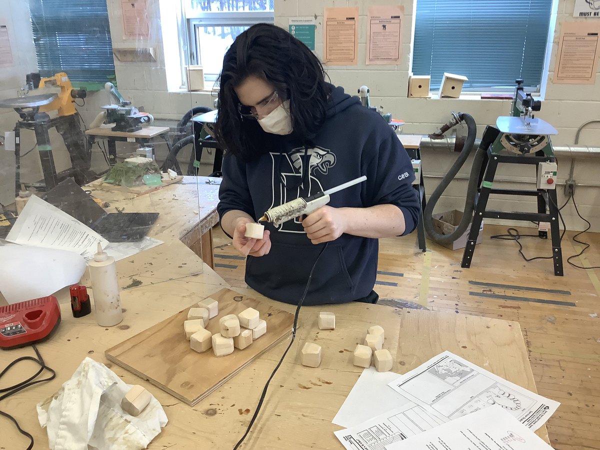 NotreDameOCSB's tweet photo. ND’s SAWS class is getting ready for this weekends snow by creating Canadian Wilderness Shelters ⚒️♥️❄️🪚#OttawaHighSchool #ocsbtech #Technology #ThisisND  #Build https://t.co/YKQr5HIBY2