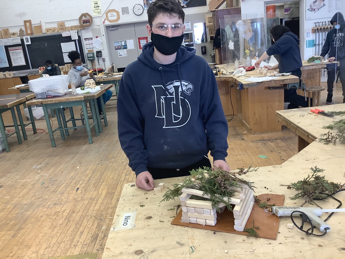 NotreDameOCSB's tweet photo. ND’s SAWS class is getting ready for this weekends snow by creating Canadian Wilderness Shelters ⚒️♥️❄️🪚#OttawaHighSchool #ocsbtech #Technology #ThisisND  #Build https://t.co/YKQr5HIBY2