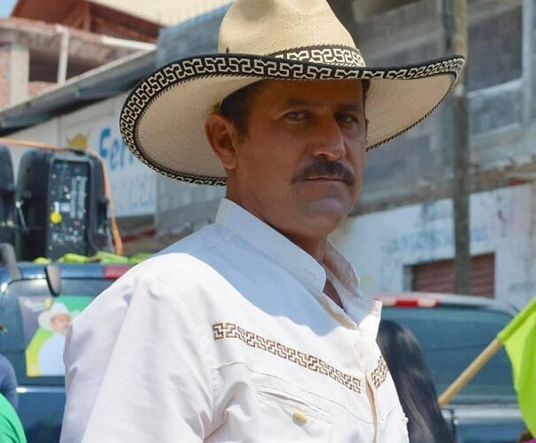 azucenau's tweet photo. #ÚLTIMAHORA | Asesinan a César Arturo Valencia Caballero, alcalde de Aguililla, #Michoacán https://t.co/8Odx9i6Zvs