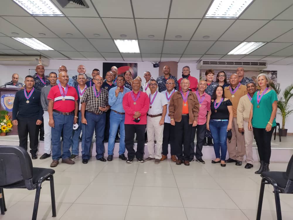 CRubensantiago's tweet photo. Próximamente ustedes gozaran de la Ley de Responsabilidad Social, y les recuerdo a cada uno de los jubilados de este cuerpo de seguridad que está es su casa. https://t.co/vHbuXNml7D