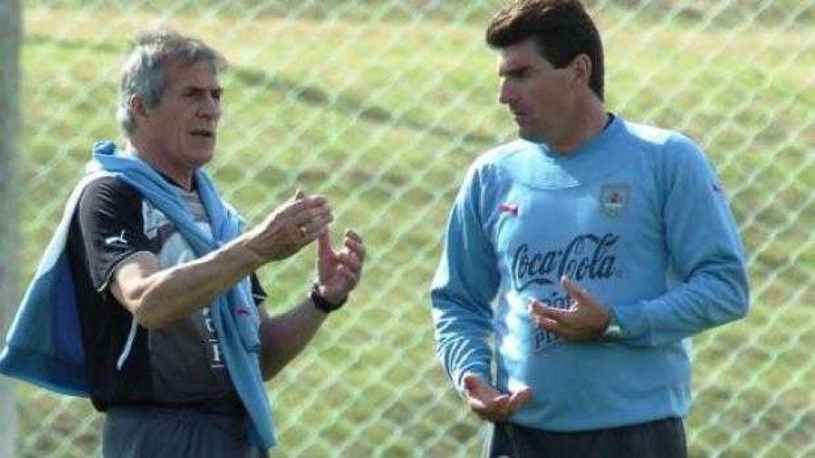 PeloteandoUY's tweet photo. “Ahora mismo no extraño nada de estar en la selección. Estoy tranquilo, disfrutando con mi familia y ocupado en esto de la escuelita”. #MarioRebollo https://t.co/XoErDUmeGR