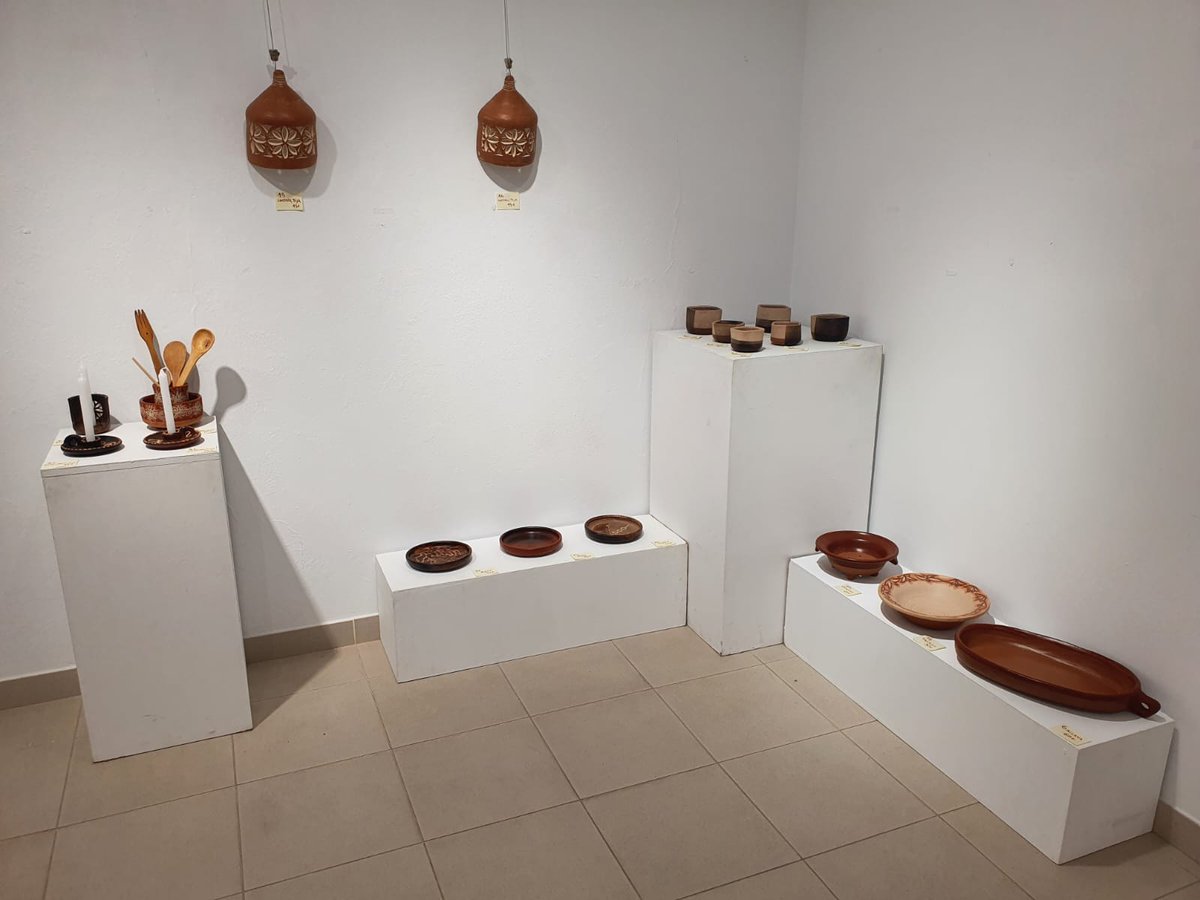 PuertoRosario's tweet photo. 🏺El ceramista Pau Valverde inaugura su exposición 'Nueva #alfarería majorera' (NAM), en la Casa de la Cultura de @PuertoRosario con piezas a la #venta para ser utilizadas en la vida cotidiana como #alternativa #sostenible.

La exposición podrá visitarse hasta el 18 de abril. https://t.co/YRMZfwH92j