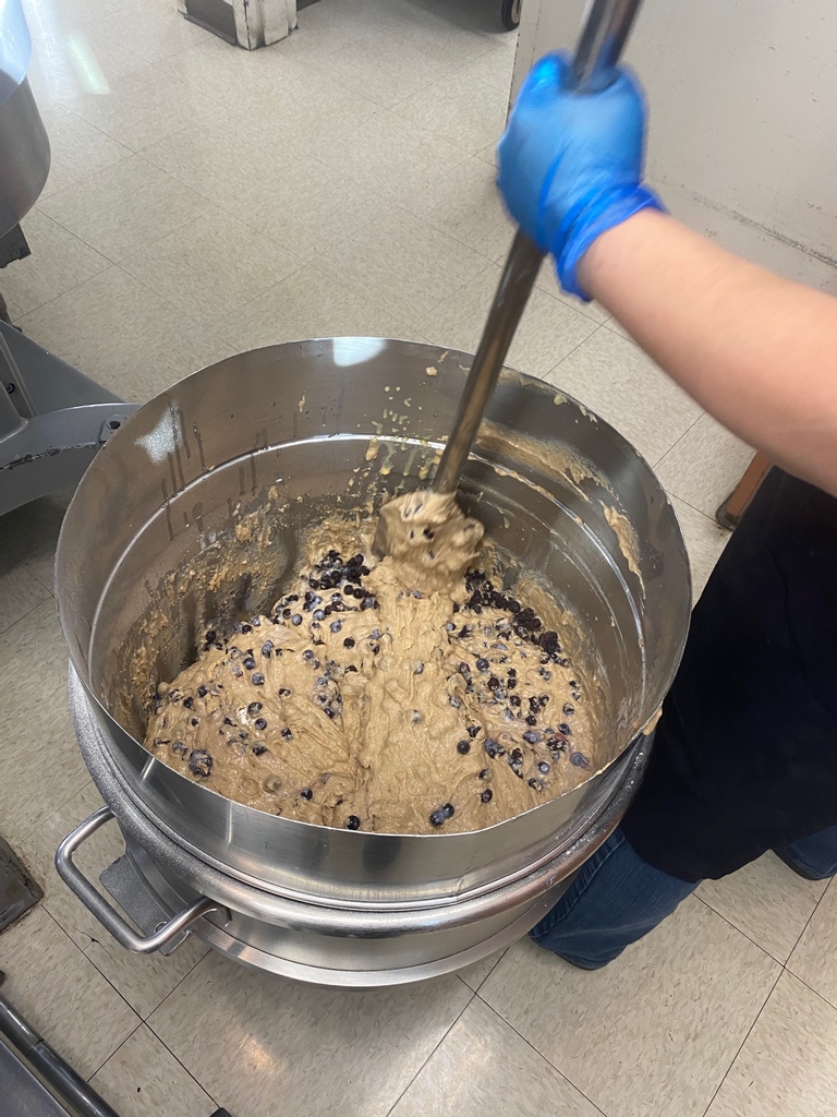 CalPolySLODI's tweet photo. Intern @noticeably_nourished helped make a giant batch of blueberry lemon muffins for the Goleta Union District students. Making over 500 yummy muffins from scratch is a challenging yet fun process!
#dieteticintern#CalPolySLODI#internsinaction#gusdfood https://t.co/0fiGyBr23n