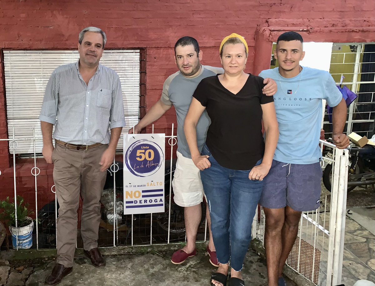 carlosilva_50's tweet photo. El 27 vota celeste, vota por el Uruguay que queremos todos y para no retroceder.

Gracias a los vecinos que se siguen sumando a la campaña del NO.
@LuisLacallePou @AlvaroDelgadoUy @CarlosAlbisu 
#VotaNOderogar https://t.co/ZJCVRR935S