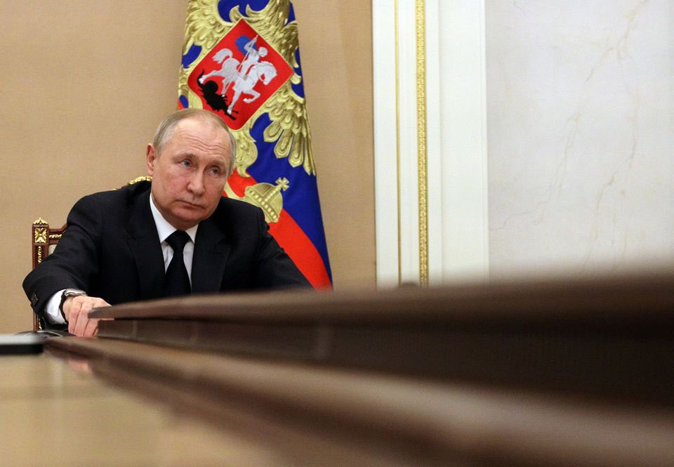 MARADIOFM's tweet photo. Le Président Vladimir Poutine a déclaré ce jeudi que la Russie sortira plus forte et plus indépendante en promettant de surmonter les difficultés actuelles rapporte @Reuters .Poutine a qualifié d’illégitimes les sanctions imposées contre son pays par l’Occident #rfminfo https://t.co/Rqu1Io2vHe