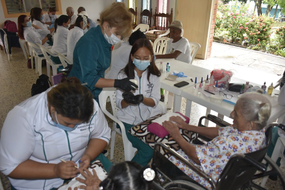 SENA_Antioquia's tweet photo. #SomosSENA🧡| aprendices del Operario en Cuidado Estético de Manos y Pies💅🏼 del Complejo Tecnológico Minero Agroempresarial de #PuertoBerrio realizaron una jornada de atención con abuelos👵🏻👴🏼del hogar Casa de la Divina Providencia, demostrando el compromiso social de la formación https://t.co/k6ubAIO98Q