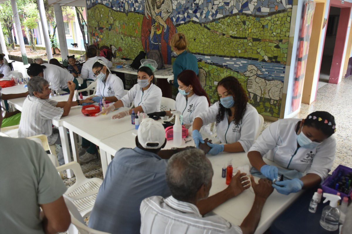 SENA_Antioquia's tweet photo. #SomosSENA🧡| aprendices del Operario en Cuidado Estético de Manos y Pies💅🏼 del Complejo Tecnológico Minero Agroempresarial de #PuertoBerrio realizaron una jornada de atención con abuelos👵🏻👴🏼del hogar Casa de la Divina Providencia, demostrando el compromiso social de la formación https://t.co/k6ubAIO98Q