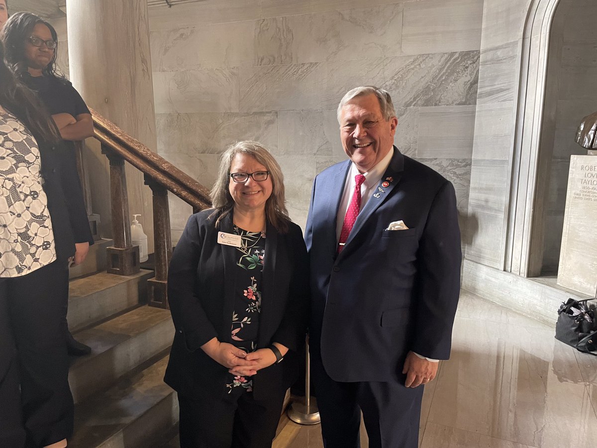 LisaSteff0661's tweet photo. @RepRagan Thanks for taking the time for a quick photo shoot &amp; for all you do for East TN! Enjoyed talking with you!! https://t.co/6ao1fTgJcS