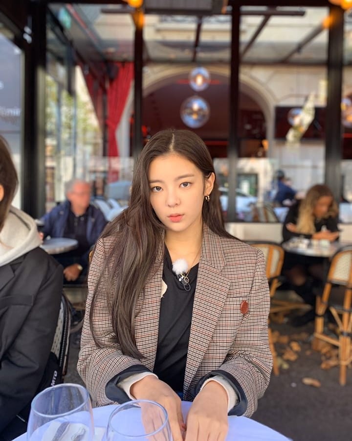 juliasbian's tweet photo. Your camera roll and CHOI JISU in 파리에 있지 (Paris et ITZY) as Your Girlfriend

A Thread: https://t.co/0dKZoLHAB2