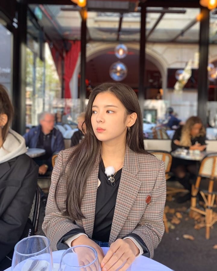 juliasbian's tweet photo. Your camera roll and CHOI JISU in 파리에 있지 (Paris et ITZY) as Your Girlfriend

A Thread: https://t.co/0dKZoLHAB2