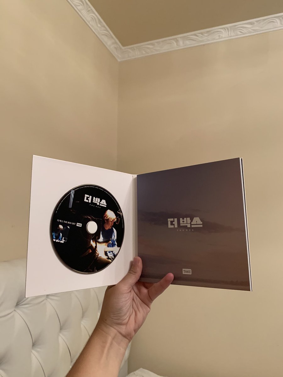 loeybar's tweet image. A ESPERA ACABOU!!!! meu the box finalmente chegou 😭❤️

to completamente apaixonada por tudo desse album! é muito muito muito lindo 😭😭😭 to louca pela miniatura da caixa igual a que o chanyeol usa no filme 🥺🤲🏻
