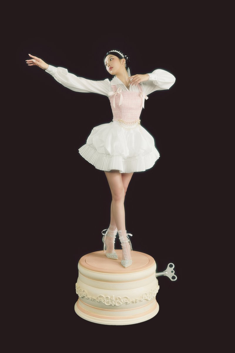 thelovebelt's tweet photo. joy’s custom made outfit for red velvet’s the reve festival: feel my rhythm, by deni cheur. https://t.co/jlNqNTW0i1
