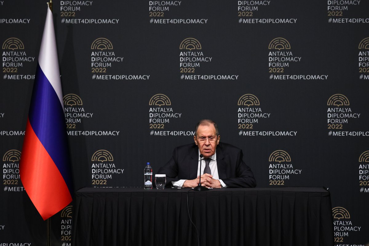 💬 С.В.#Лавров: Страны, вооружающие Украину, создают колоссальные угрозы для самих себя, в том числе, когда они передают опаснейшие вооружения и бесстрастно наблюдают, как украинские власти раздают стрелковое оружие непонятно кому, без документов.

🔗 is.gd/cSJytM
