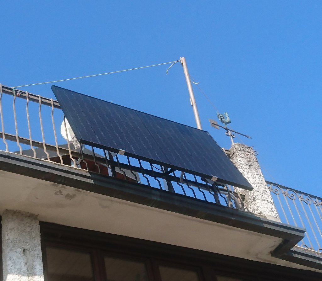 Luca_Mercalli's tweet image. La crisi energetica ci chiede di essere autosufficienti e  non bruciare combustibili fossili. Il mio tetto da 15 anni è coperto di pannelli solari ma ieri ho connesso il mio primo pannello fotovoltaico da balcone, adatto anche per chi sta in condominio.
Oggi ha prodotto 2 kWh!