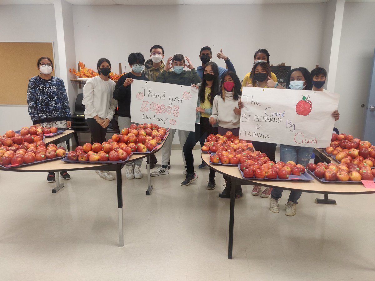 <a href="/StBernardDPCDSB/">St. Bernard of Clairvaux</a> Eco Bears 🐻🌎 have been busy! Thank you to <a href="/LongosMarkets/">Longo's</a> Glen Erin for the generous donations of 🍎s for the Great Big Crunch! #HealthySchools #crunchingandmunching