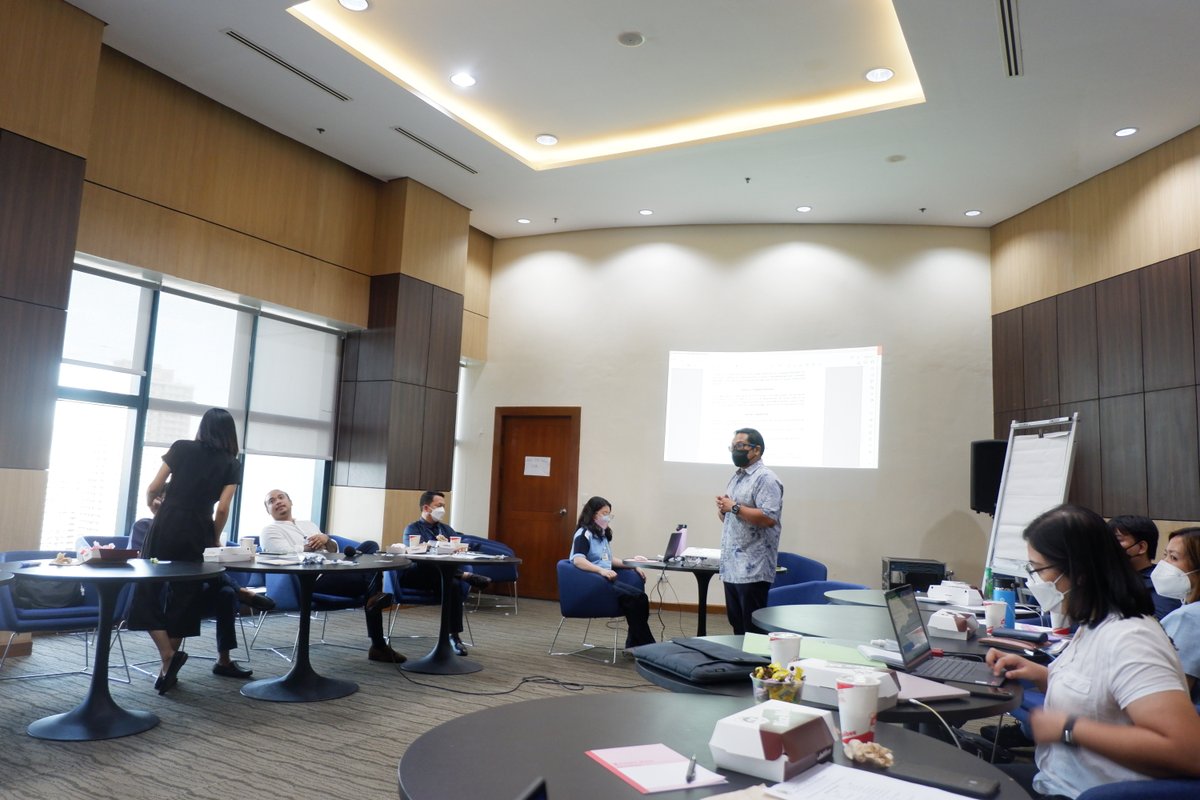 BuildChangePH's tweet photo. With continuous efforts to provide resilient housing for the #Makatizens, Makati DRRM Office and Build Change met and had workshop last Wednesday to plan out the next steps for the #PreventiveRetrofittingProgram to build a more #UrbanResilient Makati. #Resilience22 https://t.co/XfjVusEvck
