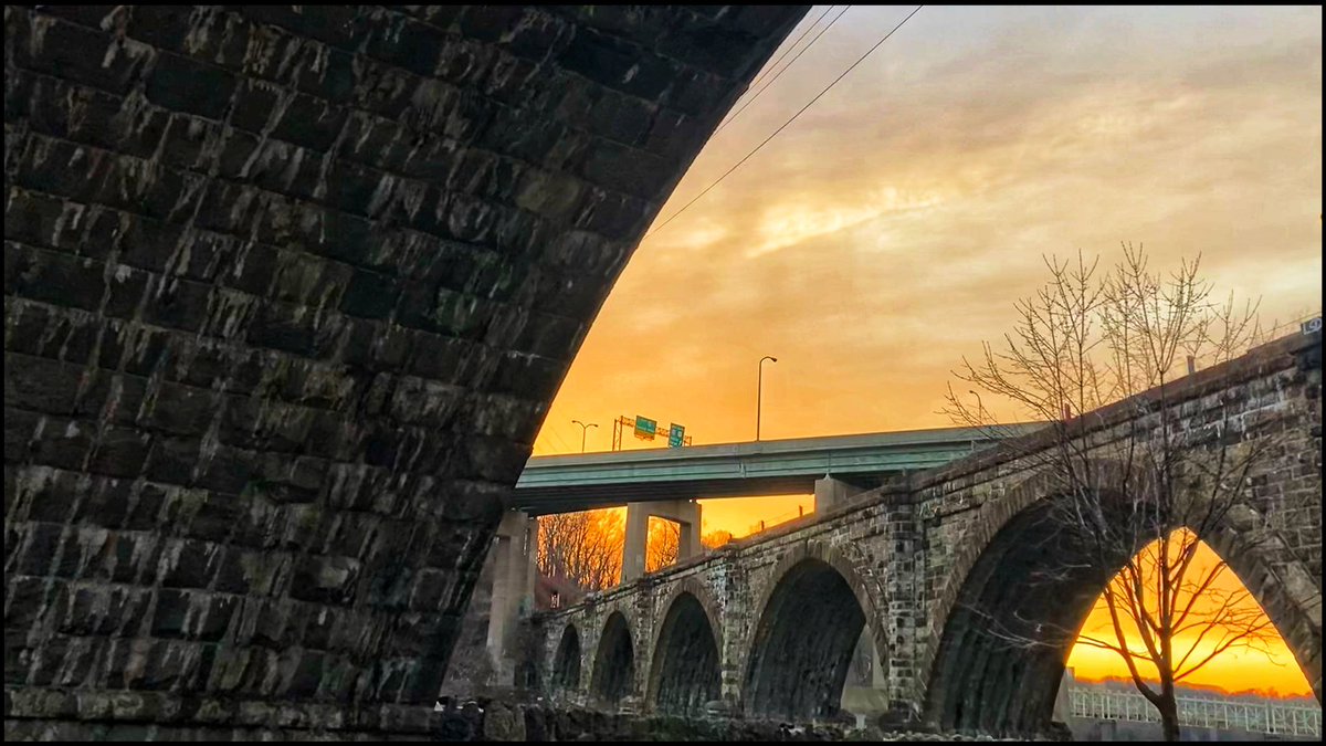 Dusk on the Drive / Philadelphia, Pennsylvania / #sunset #kellydrive #bridgesofphilly #streetphotography #shotoniphone  / 📷 @storyrd