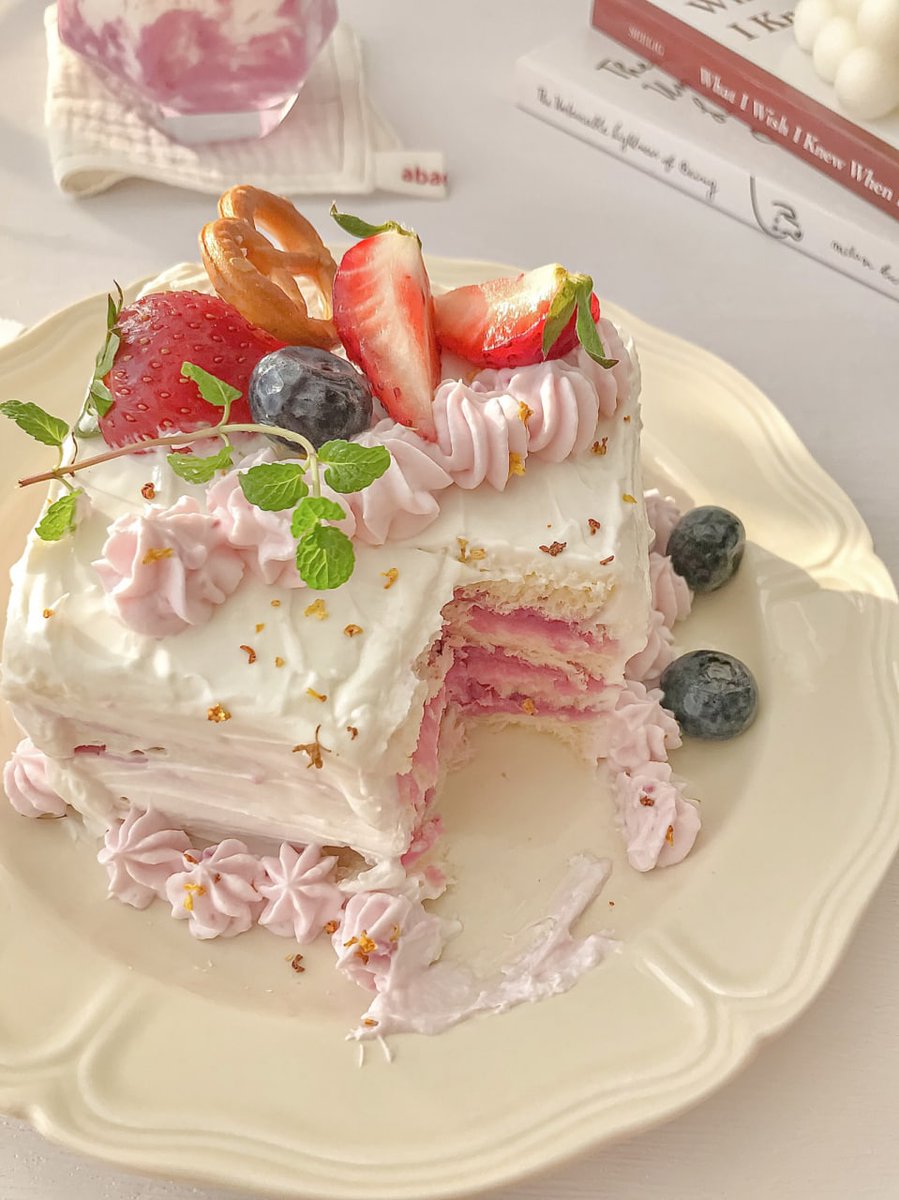 Augustllo's tweet image. Despite the calorie explosion, I still can't give up the sweet tooth