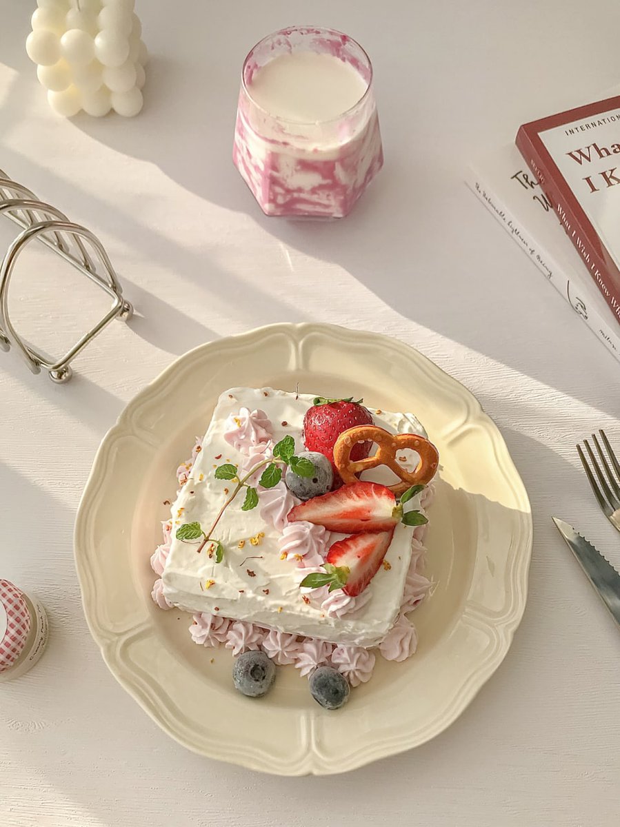 Augustllo's tweet image. Despite the calorie explosion, I still can't give up the sweet tooth