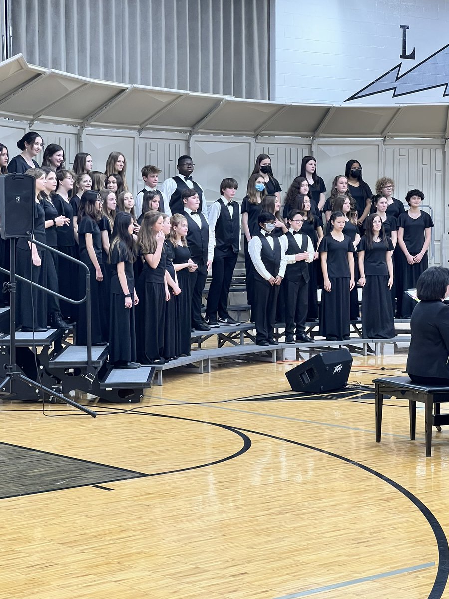 linda_burwinkel's tweet photo. And now time for the Select Vocal Ensemble.  Just amazing talent here @LJSHawks @LjsSinging https://t.co/y6NZY3PjDX
