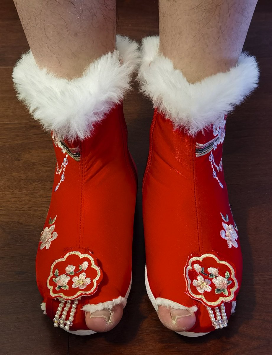 Lish2420's tweet photo. 为了拉上拉链把鞋头开了个洞。虽然脚趾轻松些了，但是脚面脚踝还是很紧很紧的，拉链也是很不容易才拉上的。 
#变装 #小女孩鞋 #萝莉鞋 #挤脚 #穿小鞋 #毁鞋 https://t.co/O2Znej8nHH