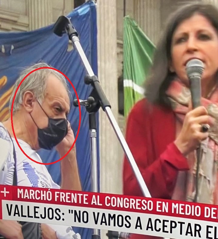 atlanticsurff's tweet photo. El mismo que sacó los carteles con las fotos de las victimas fallecidas por Covid y pateó las piedras en homenaje en Plaza de Mayo, es el puntero político de Fernanda Vallejos y generó los destrozos en el Congreso. Esto son, mugres.👇👊💣🔥 https://t.co/hen8j9E4Xo