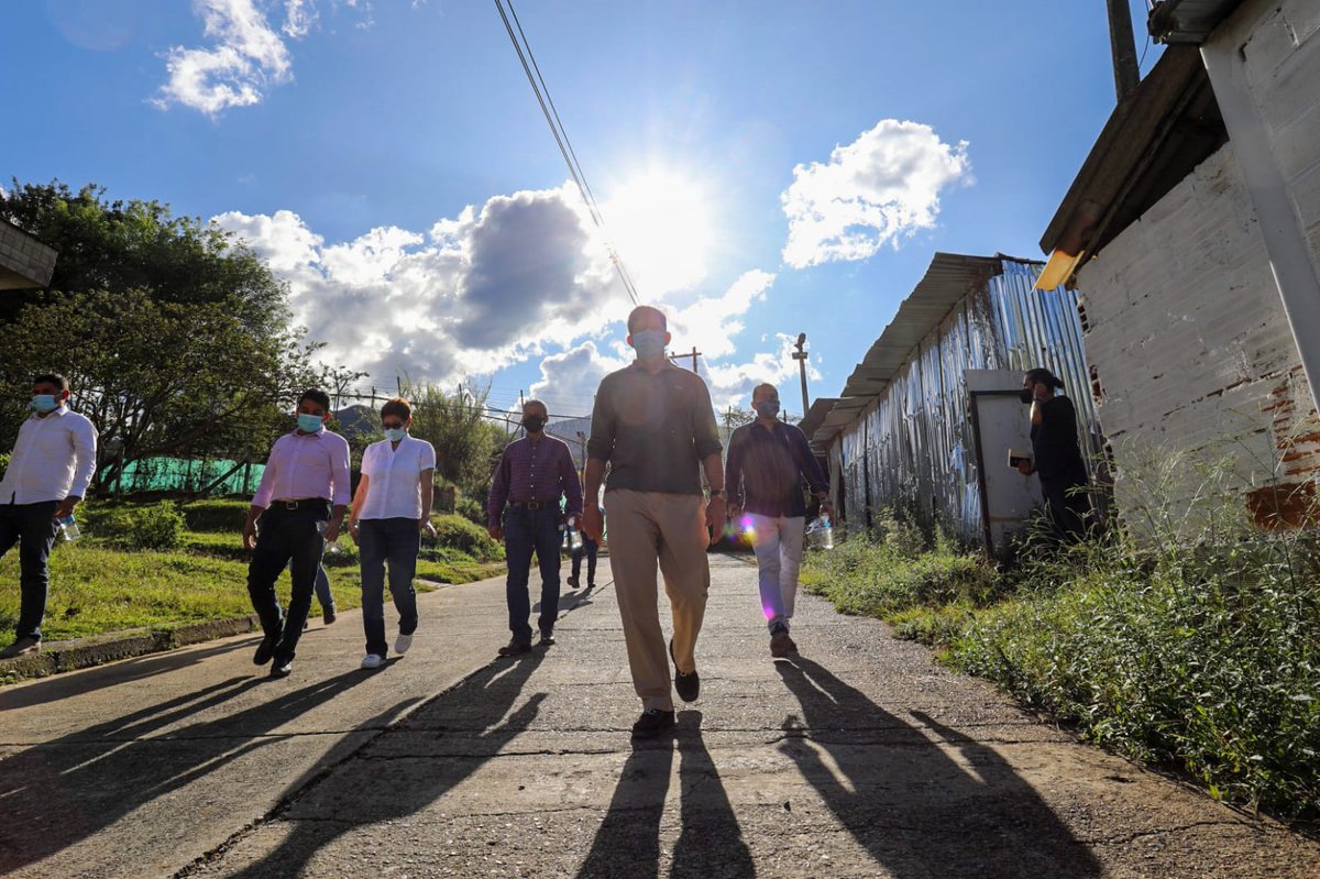 WilsonRuizO's tweet image. La justicia la construimos entre todos, superando adversidades, siempre con paso firme.

#JusticiaParaTodos #PazConLegalidad #CaminosDeJusticia #Legalidad #Sociedad #Colombia #Relatos #Vida #Justicia