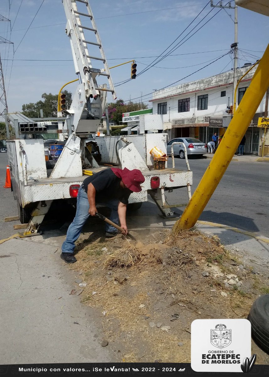 Por una #MovilidadSegura,  trabajamos en la rehabilitación de los semáforos ubicados en la Vialidad Mexiquense y Emiliano Zapata, col. Luis Donaldo Colosio, con el fin de brindar un cruce seguro para los transeúntes y automovilistas, reduciendo así el riesgo accidentes. #Ecatepec