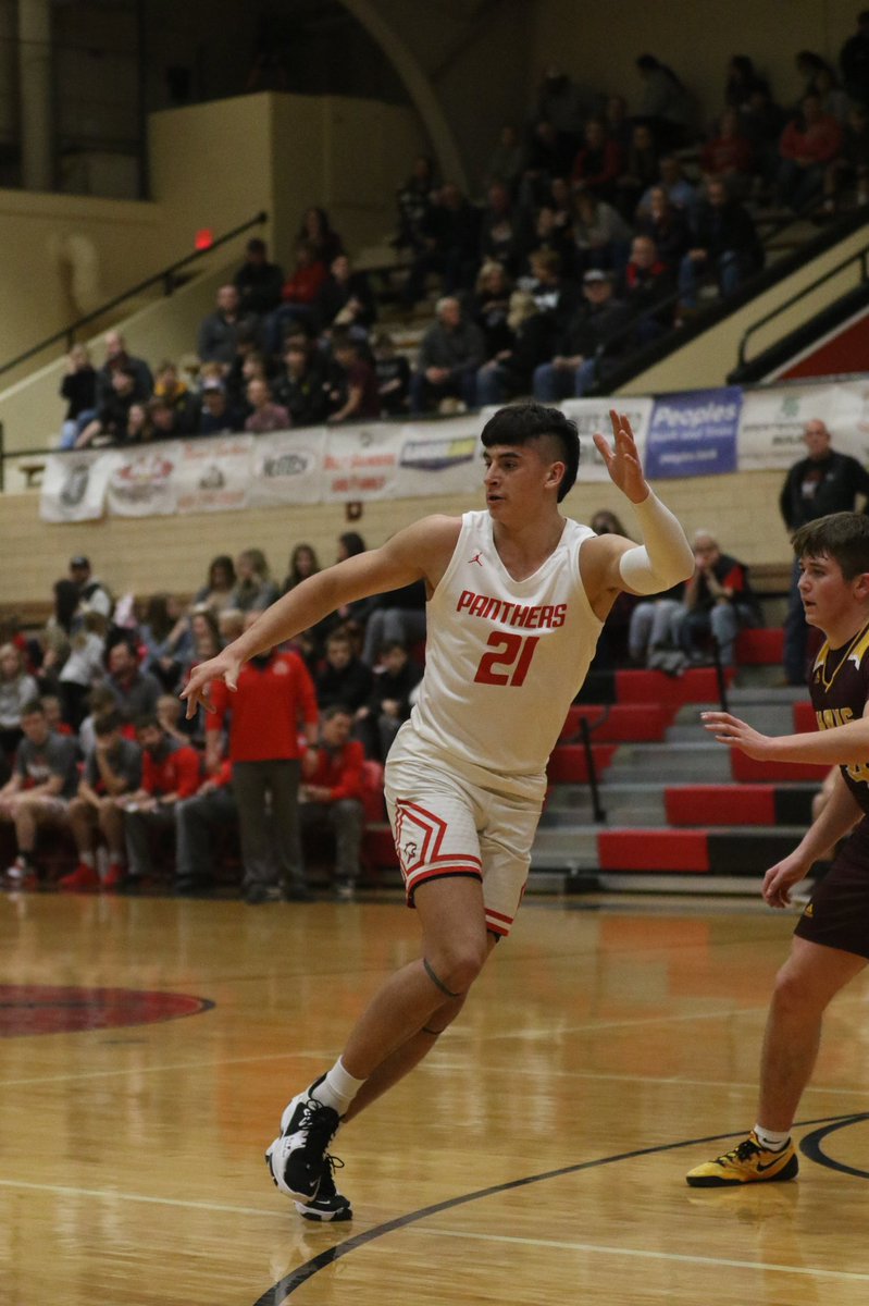 SprayStefan's tweet photo. I am excited and grateful to announce that I have committed to Barton Community College to continue my basketball career. I would like to thank my family, coaches, and friends who helped me through the years. #rollcougs @BartonHoops @CoachCoombs34 https://t.co/aPA30WwSD4