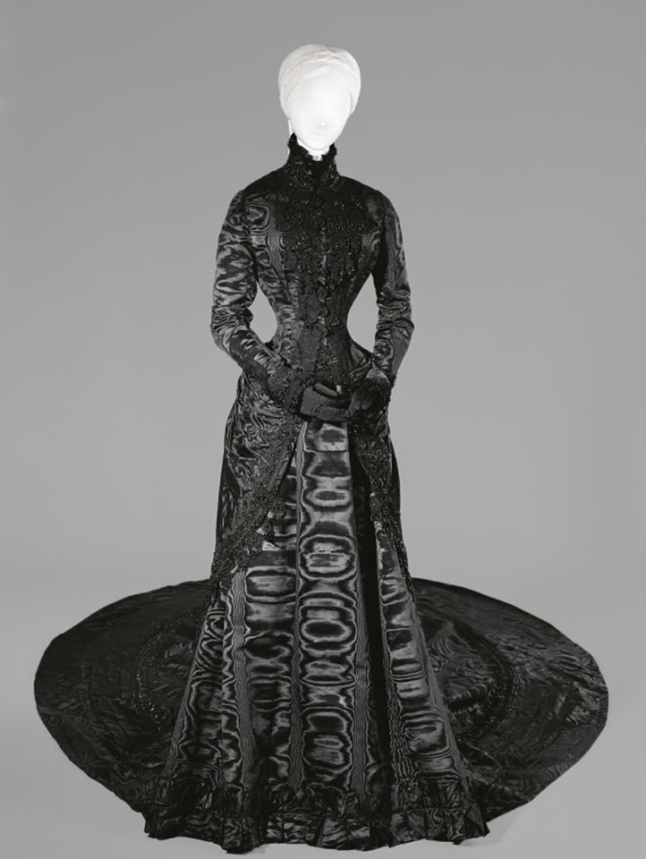 wikivictorian's tweet photo. Court dress worn by Empress Elisabeth of Austria, 1880. Kaiserliche Wagenburg Wien. https://t.co/r8CGdArvr1