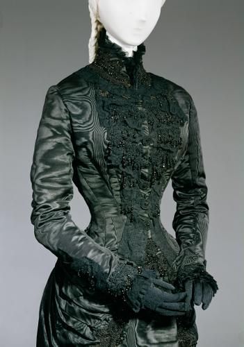 wikivictorian's tweet photo. Court dress worn by Empress Elisabeth of Austria, 1880. Kaiserliche Wagenburg Wien. https://t.co/r8CGdArvr1