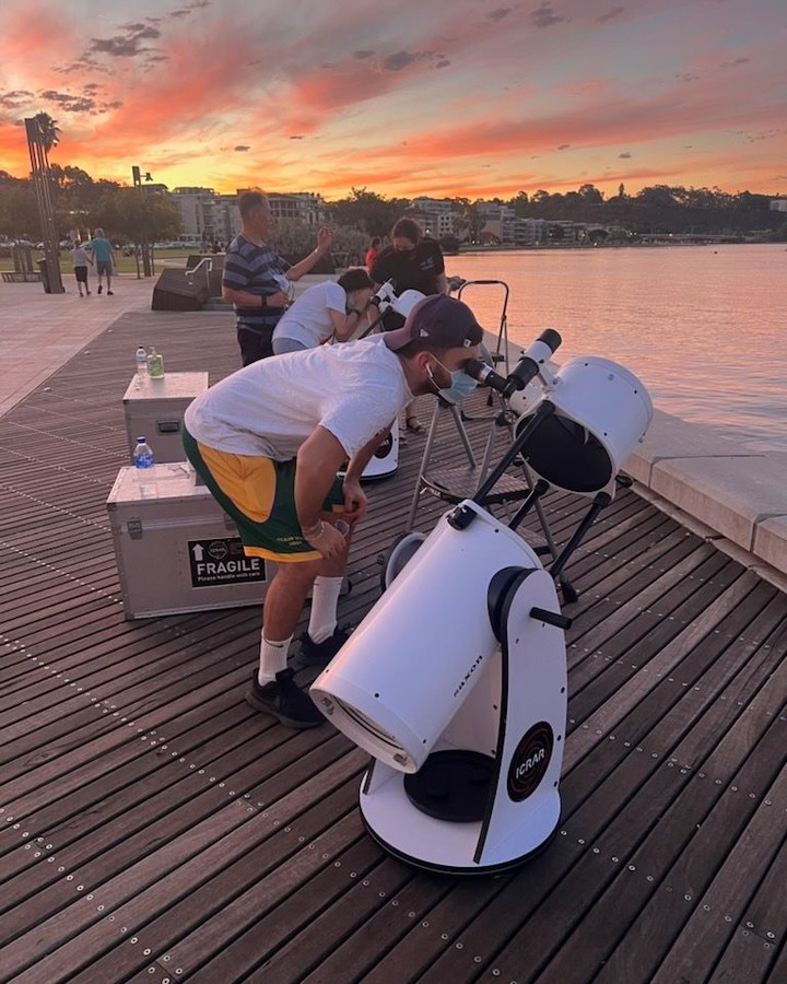 Did you see the #Moon or #OrionNebula through our telescopes on the South Perth foreshore last night?

ICRAR's Outreach team will be popping up to do #SidewalkAstronomy once a month in surprise locations around the metro area.

Say hi if you see us! 🔭 #scicomm #astronomy