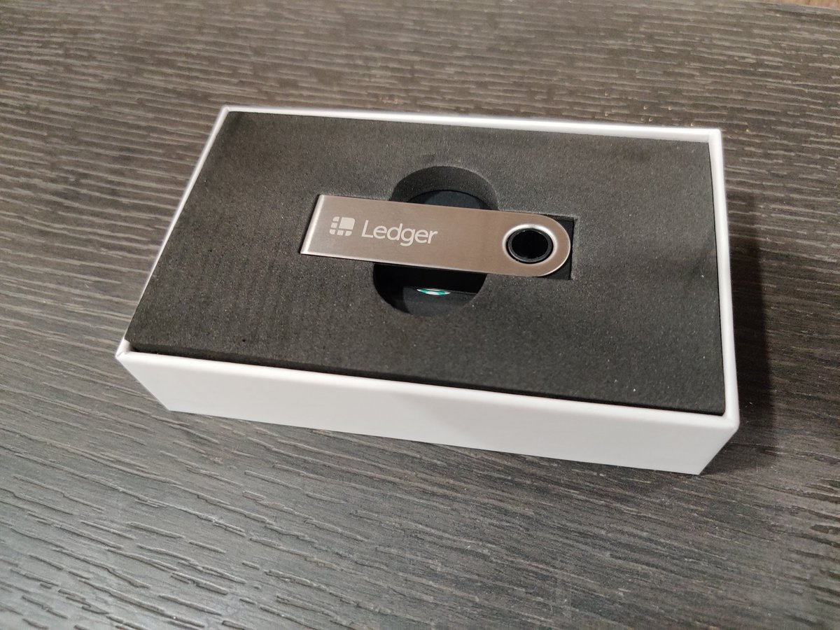 MacroBullish's tweet photo. Did you know-
A small USB device like @Ledger can securely hold any amount of wealth without any counter-party risk.
You can store Billions without need for a bank or any third party. Ever.

#cryptocurrency #Bitcoin https://t.co/zQPethiGqd