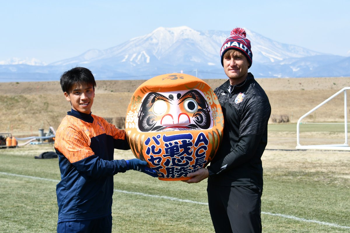 NAGANO_PARCEIRO's tweet photo. 🟠開幕まであと2日！
サポーターの皆様より寄贈いただいた『必勝達磨』に、魂を吹き込む”目入れ”を行いました❤️‍🔥

「情熱・挑戦・闘」の想いと共に、一戦必勝！

📅3/13（日）14:00 ミクスタ
#ギラヴァンツ北九州

#acnp #パルセイロ https://t.co/j2KPxTJ7Ul