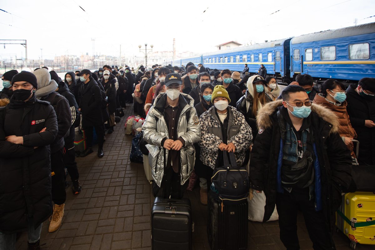 EuromaidanPress's tweet photo. Foreign students travelling thru green corridor from  besieged city of Sumy arrive in Lviv. 
Some 2,100 Indians, Senegalese, Congolese &amp; many others were taken care of by volunteers &amp; railway team.
#NoFlyZoneUA 
#PutinIsaWarCriminal 
Photos: Ruslan Lytvyn https://t.co/gBp8pmw5Ie
