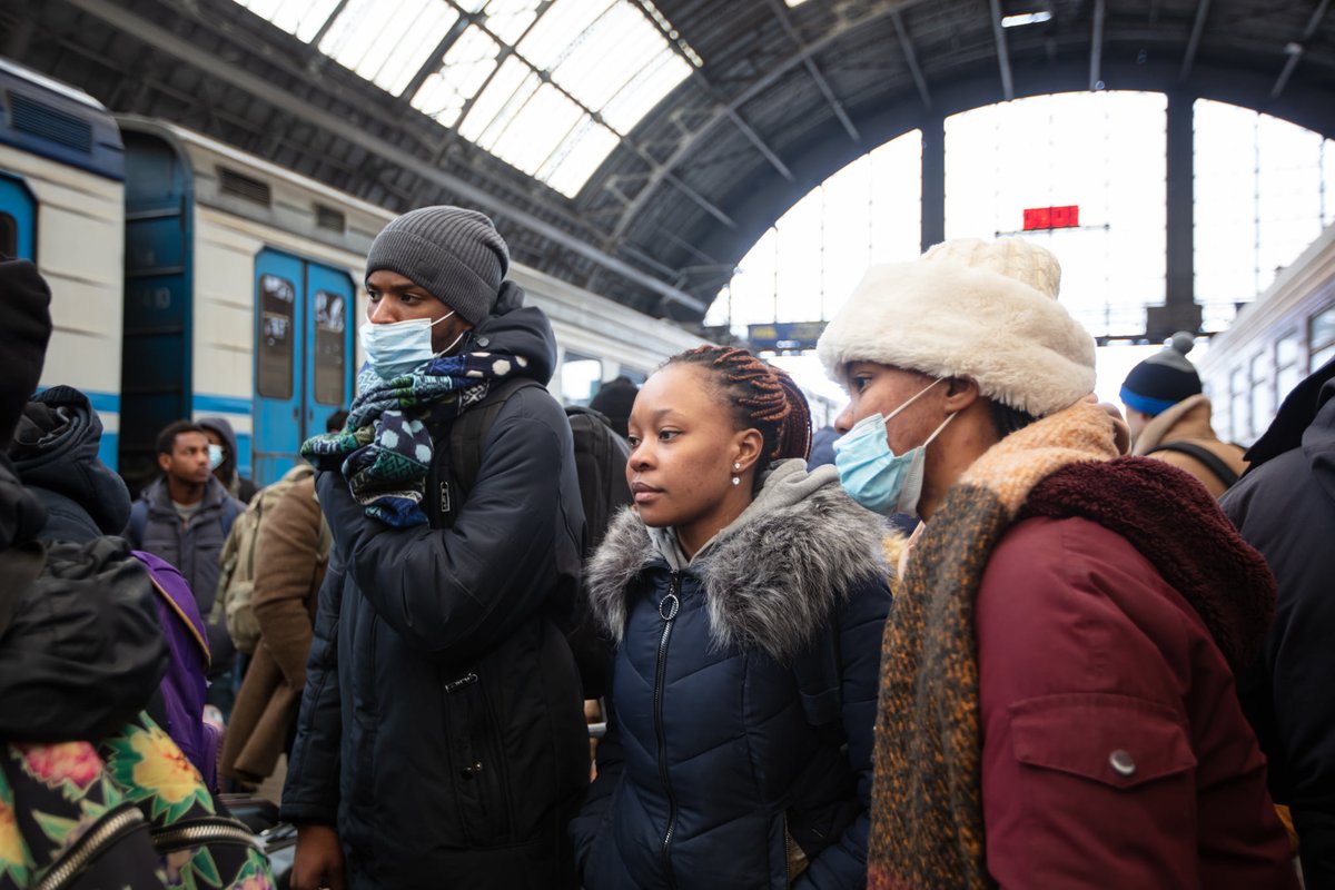 EuromaidanPress's tweet photo. Foreign students travelling thru green corridor from  besieged city of Sumy arrive in Lviv. 
Some 2,100 Indians, Senegalese, Congolese &amp; many others were taken care of by volunteers &amp; railway team.
#NoFlyZoneUA 
#PutinIsaWarCriminal 
Photos: Ruslan Lytvyn https://t.co/gBp8pmw5Ie