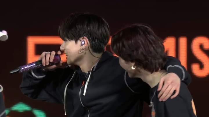estom18's tweet photo. Novios 🤝✨
#jikook https://t.co/BMOepf91Ig