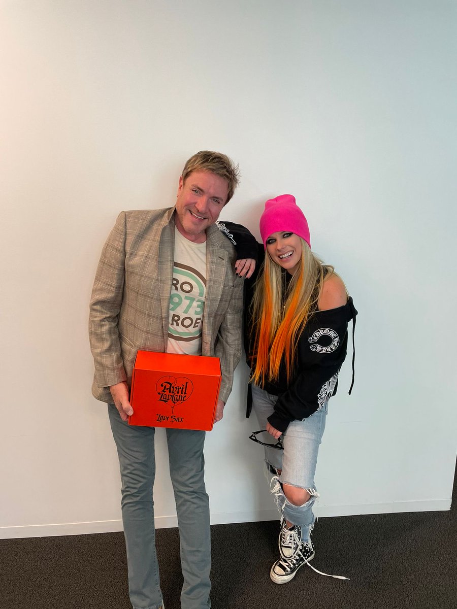 SimonJCLeBON's tweet image. Earlier today⁩ ⁦at @iHeartRadio⁩ - @AvrilLavigne⁩ co-presented ⁦@duranduran⁩ our MTV Lifetime award a while back. Lovely to see yez lookin so good