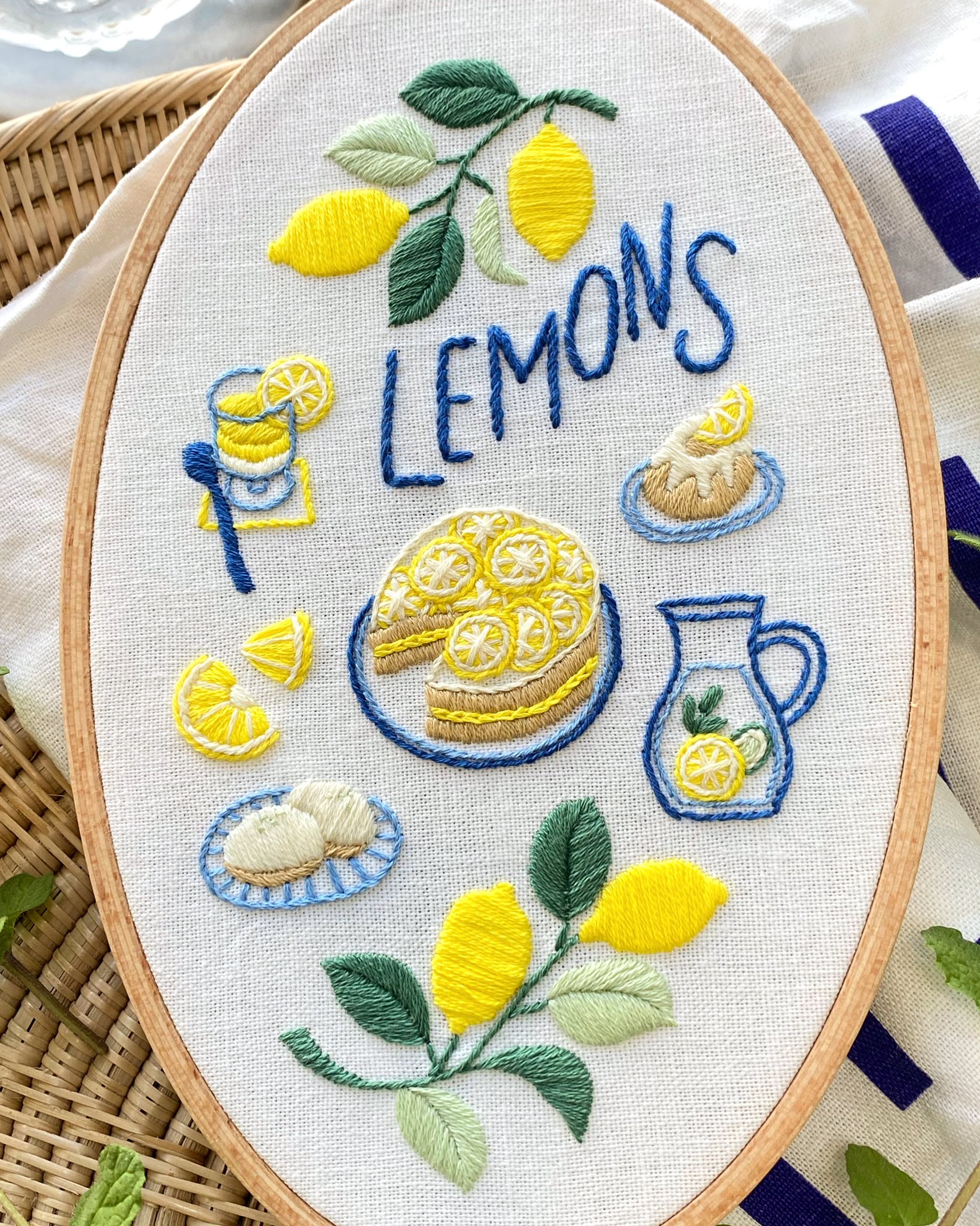 annas/アンナス????川畑杏奈 on Twitter: "4/6発売 『annasのおいしい刺繍CAFEamp;SWEETS』 (河出書房新社)の中から 「レモン」 (予約受付中) お菓子にもドリンクにも欠かせないレモン???? レモン をテーマに図案を書きました。 他にもいちごを ... クロスステッチ図案 〈レモン〉