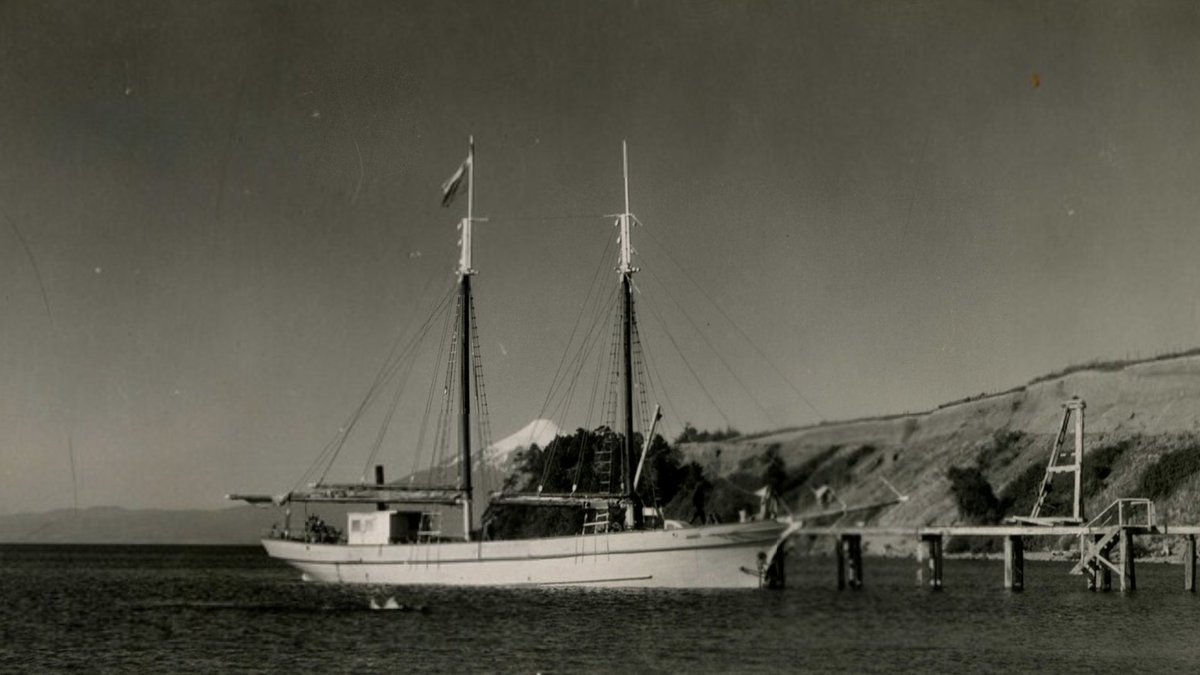 RenzoVaccarezza's tweet photo. Goleta "Gaviota" en el Lago Llanquihue , c1930. Eslora: 24,00, manga: 5,00. Fue botada en 1919 para Otto Raddatz, Puerto Varas, naufragó en 1935. https://t.co/WBGKLjkA4c