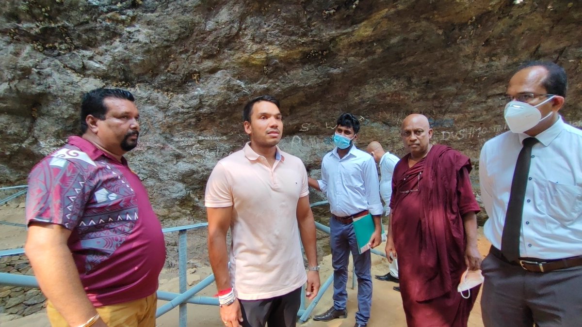 LalithWK's tweet photo. තරුණ හා ක්‍රීඩා කටයුතු අමාත්‍ය ගරු නාමල් රාජපක්ෂ මැතිතුමන් සමඟ පාහියන්ගල සංවර්ධන කටයුතු සොයාබැලීම.

@RajapaksaNamal #PahiyangalaCave #LalithWarnakumara https://t.co/1hgCUiERTu