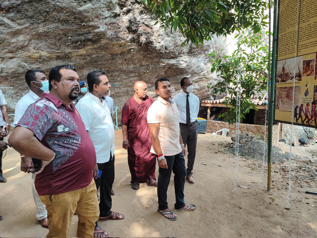 LalithWK's tweet photo. තරුණ හා ක්‍රීඩා කටයුතු අමාත්‍ය ගරු නාමල් රාජපක්ෂ මැතිතුමන් සමඟ පාහියන්ගල සංවර්ධන කටයුතු සොයාබැලීම.

@RajapaksaNamal #PahiyangalaCave #LalithWarnakumara https://t.co/1hgCUiERTu