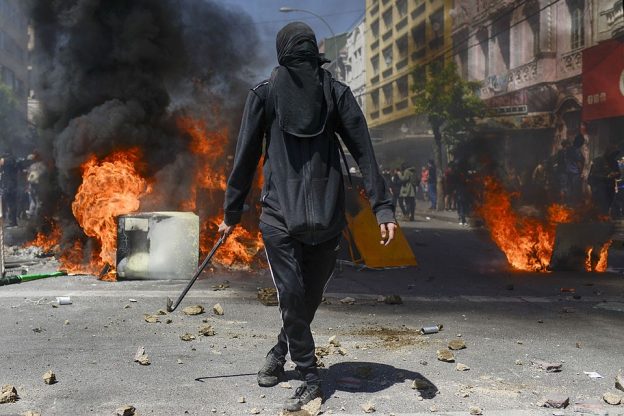 Cachoescalona1's tweet photo. Boric dio la primera señal. Quemar Chile, saquear tiendas y destruir a pequeños comerciantes, sale gratis, no hay sanciones. Chile es el paraíso de la impunidad. Al final, los orcos le cobraron la palabra al nuevo presidente. Kast, Irina, Empezó, Don Francisco, #CambioDeMando https://t.co/hzlkmHuAmu