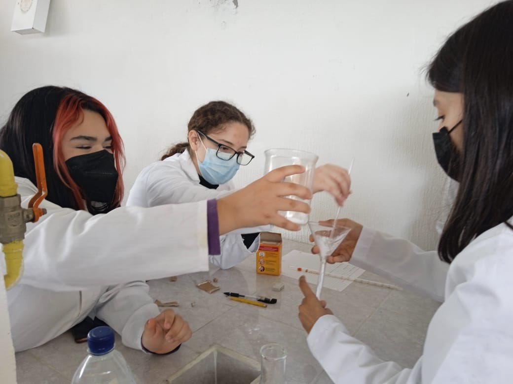 MrMacxonCSA's tweet photo. Estudiantes de segundo semestre realizando la práctica experimental de la ley de la conservación de la masa.. de la teoría a la práctica, conocimiento y habilidad 
@AppleEDU @ColegioSnAngel_  #ADSinProcess #ColegioSnAngel #CSAPozaRica #Knotion https://t.co/k6gCdbDoX7