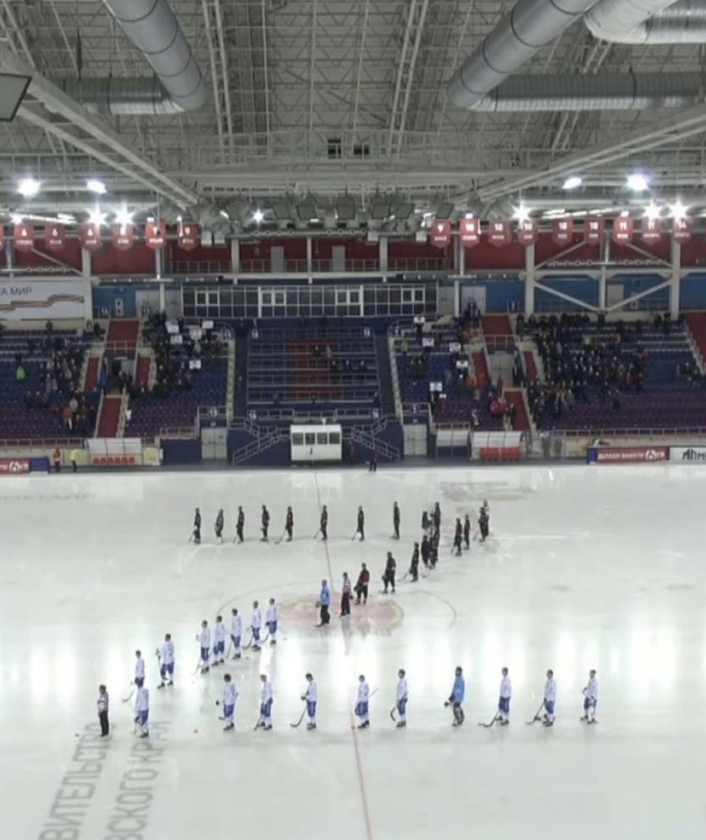 The players of SKA-Neftyanik and Dynamo Moscow in a Z formation before their semifinal match up today. The Z formation is to show support for the Russian army and its invasion of Ukraine. #bandy <a href="/rusbandy/">ФХМР</a>