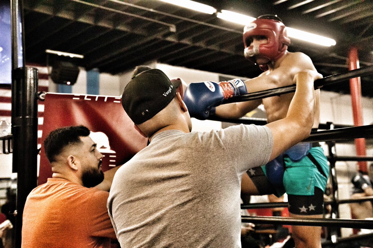 dallas_boxing's tweet photo. #dallasown Vergil Ortiz Jr looking 🔥🔥🔥🔥 winding down camp in California.
Tune into #dazn next week and watch Ortiz take on the undefeated Michael McKinson in LA.
🇺🇸🥊🇬🇧
#ortizmckinson
📷@MeanMauri https://t.co/tgqbkZD0Zo